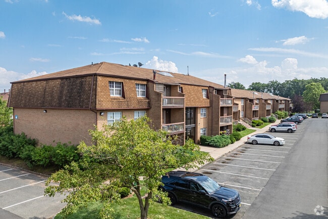 Building Photo - Woodbridge Terrace