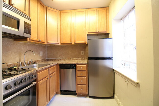 Building Photo - Rittenhouse 1 BR, Updated kitchen + bath, ...
