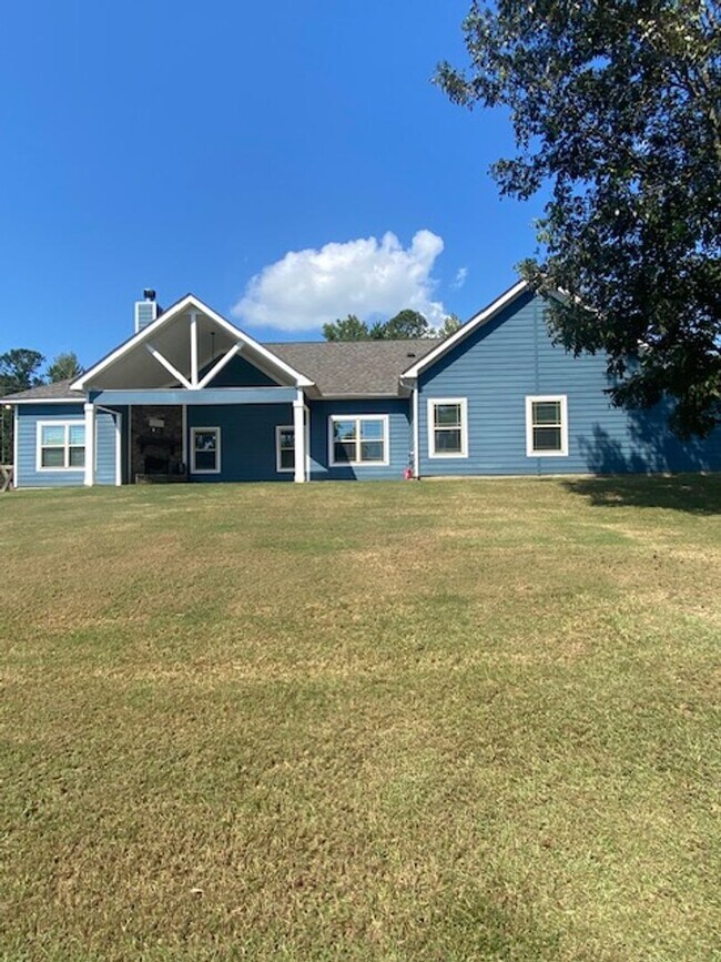 Building Photo - Quiet and Cozy Living in Phenix City