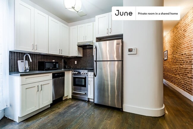 Building Photo - Private bedroom in 4 bed/2 bath Home