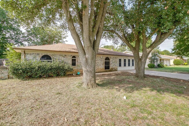 Foto del edificio - Charming 3-Bedroom Home with Fireplace & E...