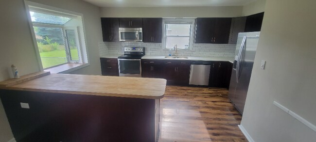 Building Photo - 1147 Dechant Ct
