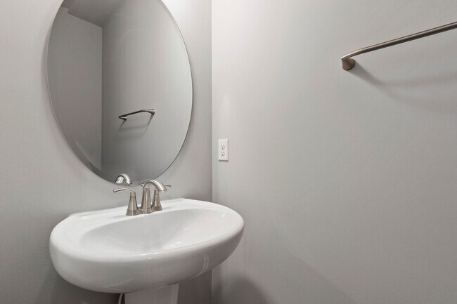 Foto del edificio - Modern 3-Bedroom Townhome with Luxury Fini...