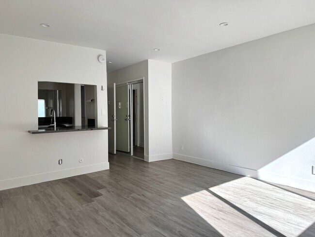 Foto del edificio - Koreatown Renovated Bachelor/Studio