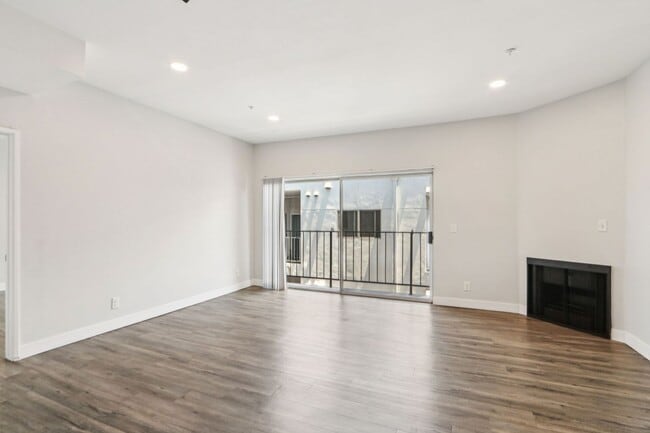 Interior Photo - 7057 Lanewood Ave