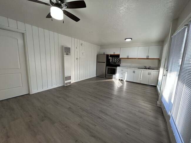 Foto del edificio - 951 N Redwood Rd