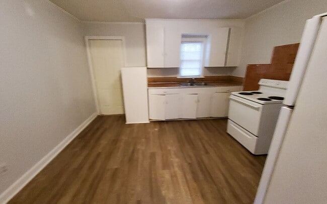Building Photo - Duplex Convenient to Shaw!