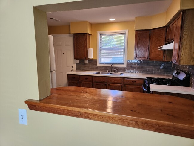 Passthrough from dining area - 4534 N Knox Ave