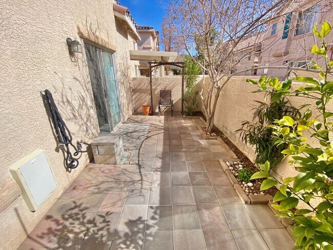 Foto del edificio - BEAUTIFUL TOWNHOME W/ 2 CAR GARAGE,  2 BED...