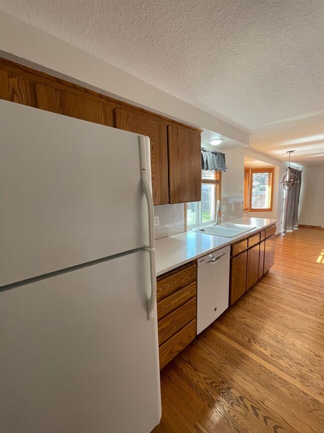 Building Photo - Cozy Three Bedroom