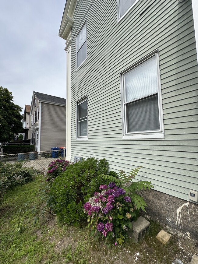 Building Photo - 470 Purchase St