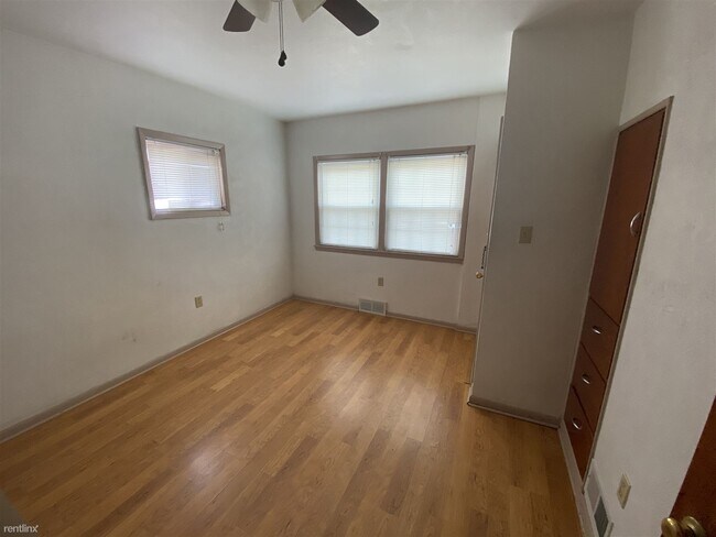 Building Photo - Studio, 1 bath House - 701 W 6th St Apt 4
