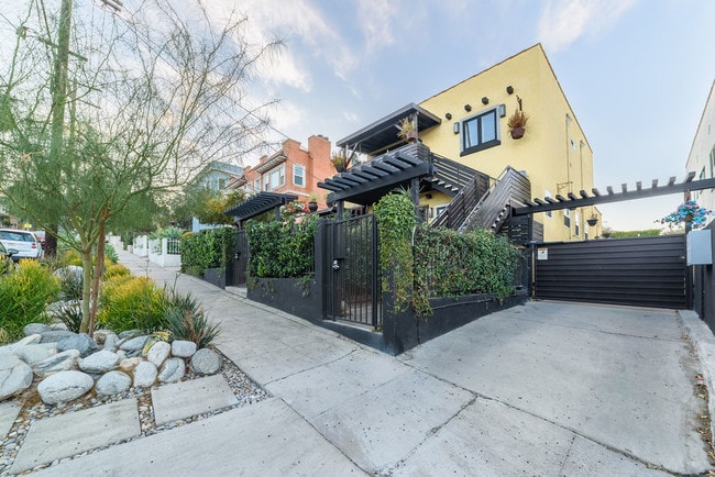 Building Photo - 1425 Maltman Ave