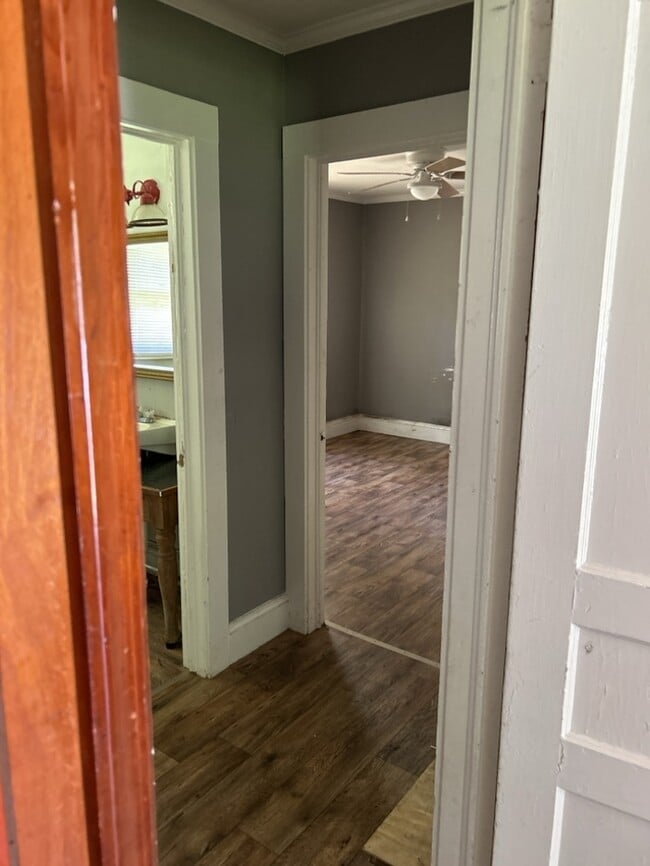 Building Photo - 3 Bedroom 2 Bathroom