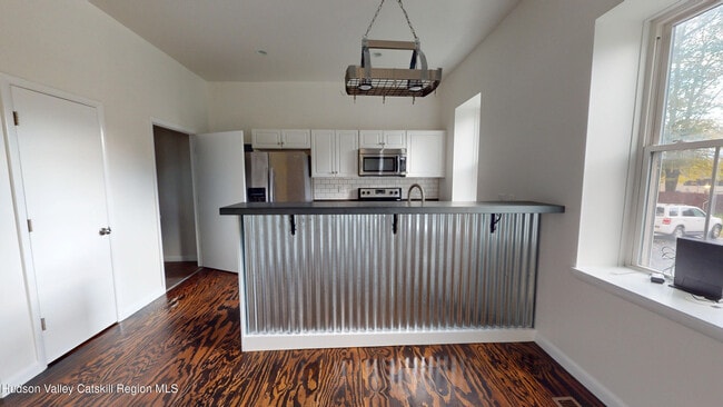 Building Photo - 160 Mansion St