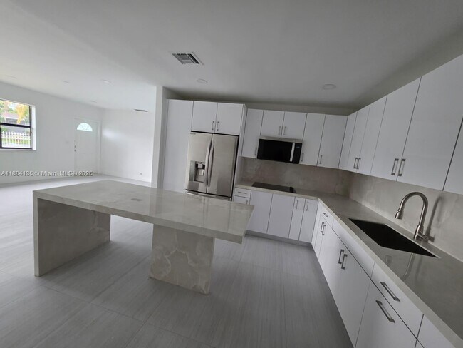 Foto del edificio - 566 W 41st Pl