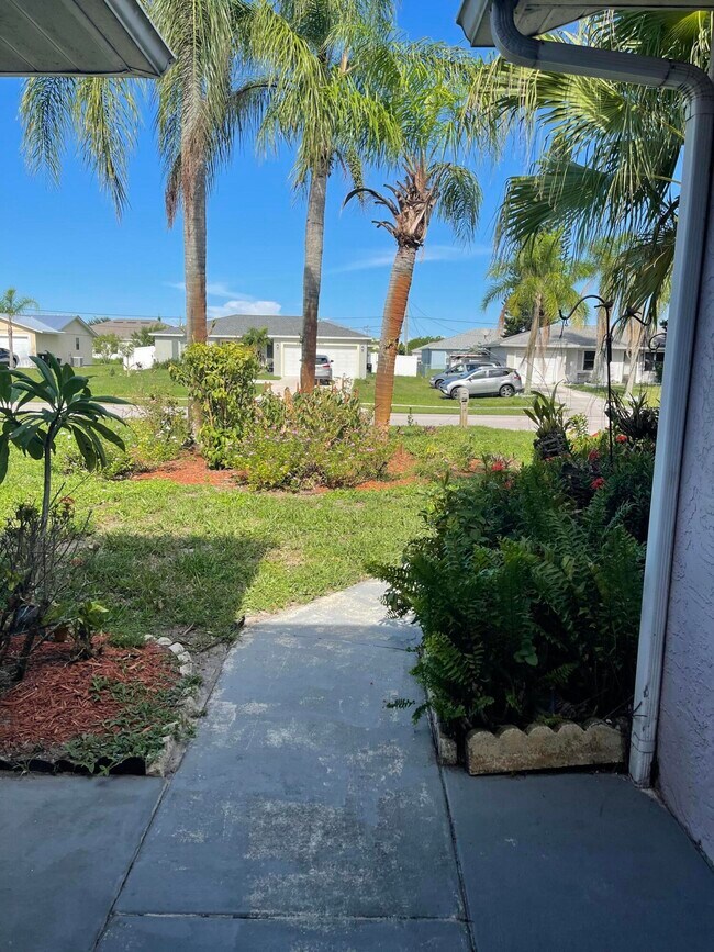 Building Photo - 1672 SW Cameo Boulevard  Port Saint Lucie ...