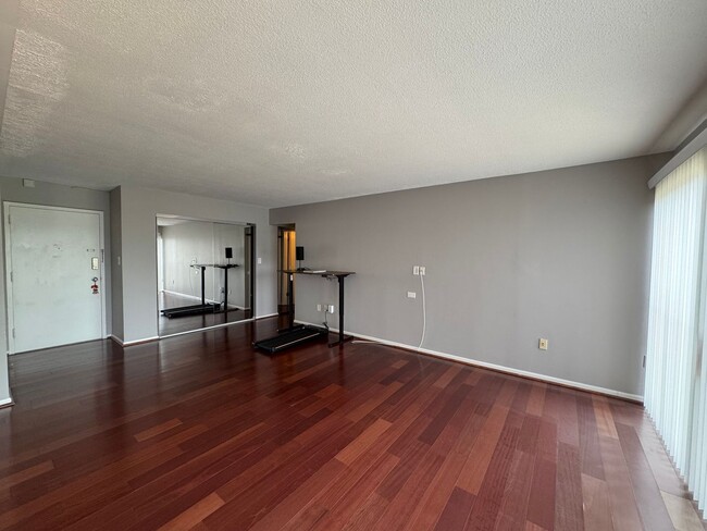Building Photo - Light-filled Contemporary 1 Bedroom 1 Bath...