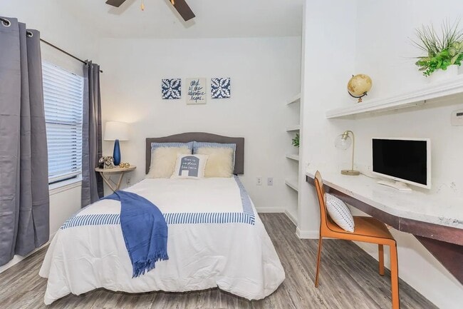 Interior Photo - 5 Oaks