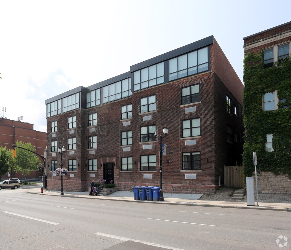 Photo du bâtiment - 275 King St W