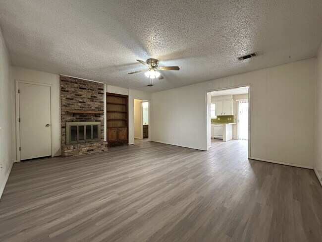 Building Photo - Lovely  2Bed/2Bath Duplex!