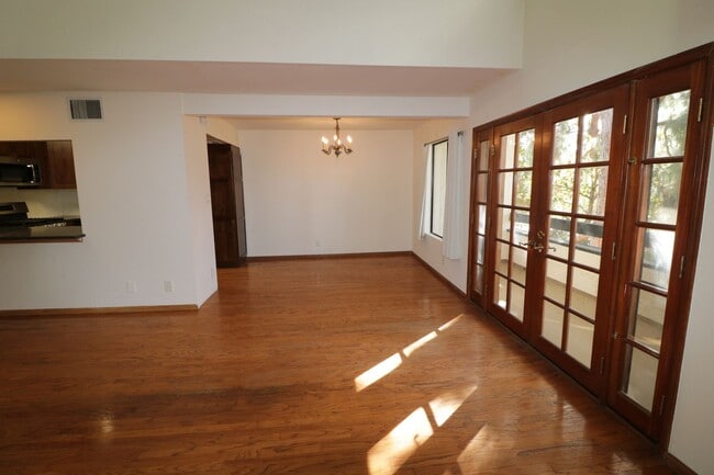 Foto del edificio - Studio City, 1Bed and 1.5 Bath Condo!