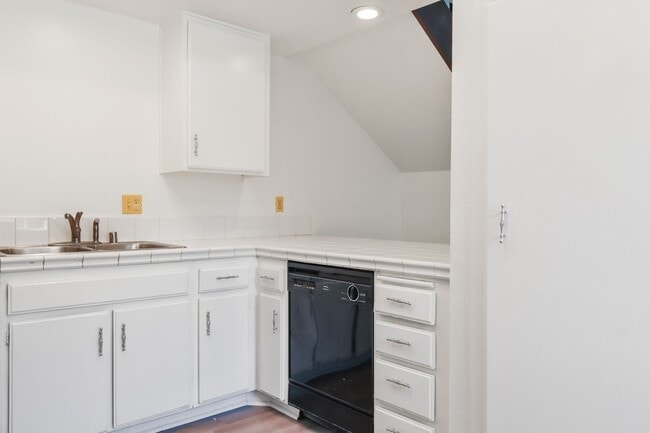 Foto del edificio - Gated Anaheim 3 Bedroom Home | Attached 2-Car Garage | Central A/C