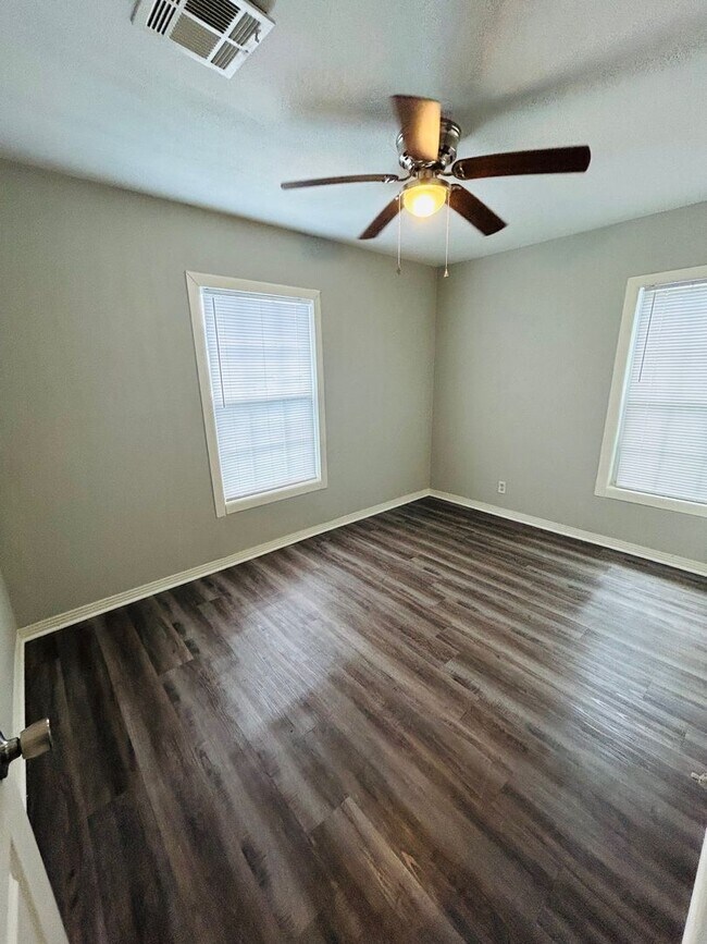 Building Photo - 4623 Memorial Dr