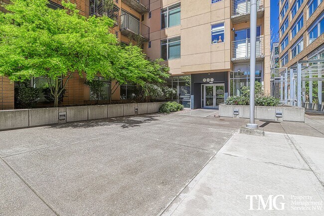 Foto del edificio - Top-Floor 2BD/2BA Condo w/ Stunning Park Views & Utilities Included