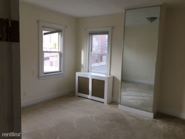 Building Photo - 2 br, 1 bath Apartment - 60 S. Division St.
