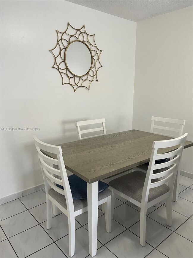 Foto del edificio - 1131 NW 124th Ct