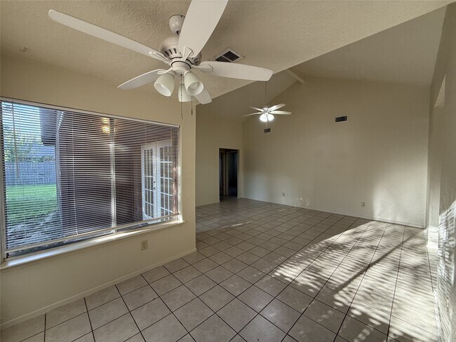 Foto del edificio - 9811 Mill Shadow Dr