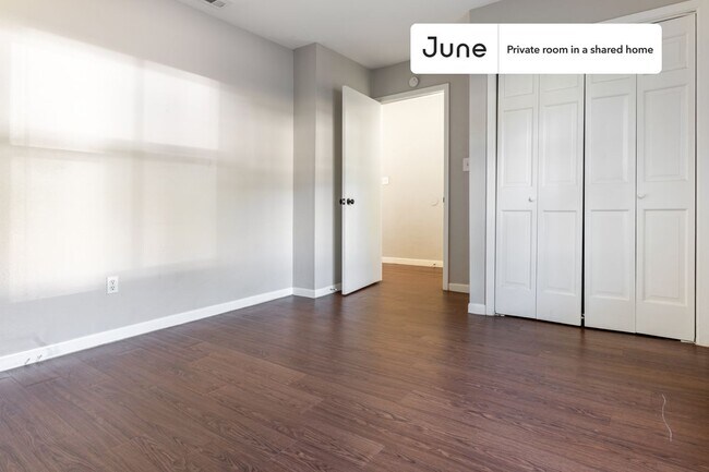 Foto del edificio - Private bedroom in 4 bed/2 bath Home