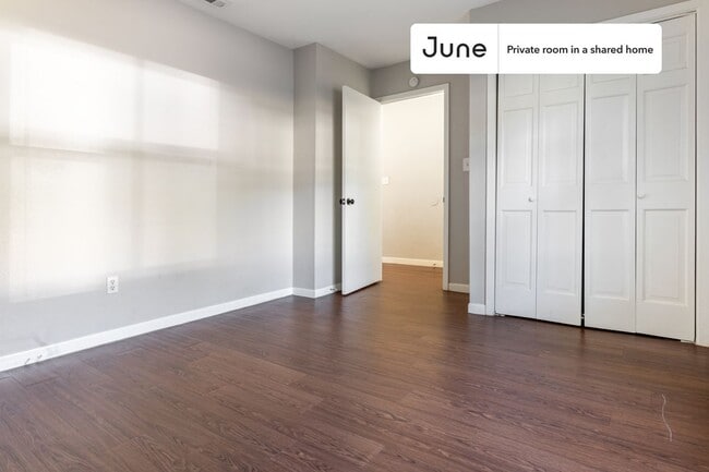 Building Photo - Private bedroom in 4 bed/2 bath Home