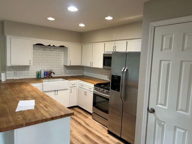 Building Photo - Updated 3-bedroom/2-bath in South Joplin. ...