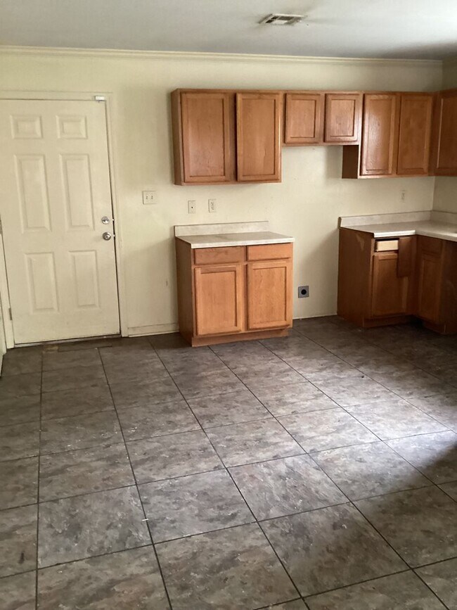 Foto del edificio - 3 bedroom, 2 bathroom home close to ULL!