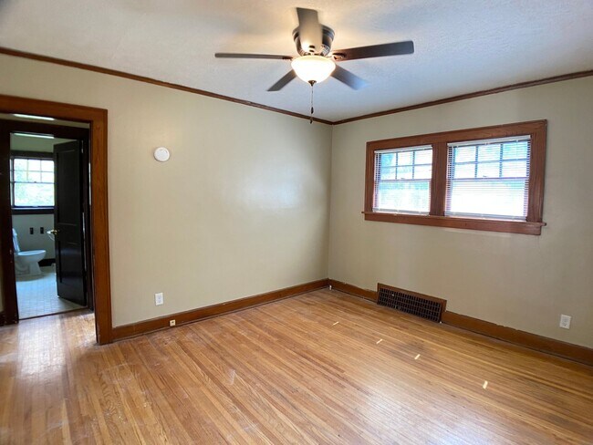 Building Photo - 3 Bed 1 Bath Near Lincoln’s Country Club