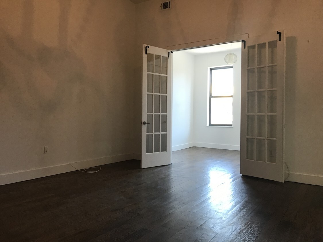 Primary Photo - 1044 Decatur St