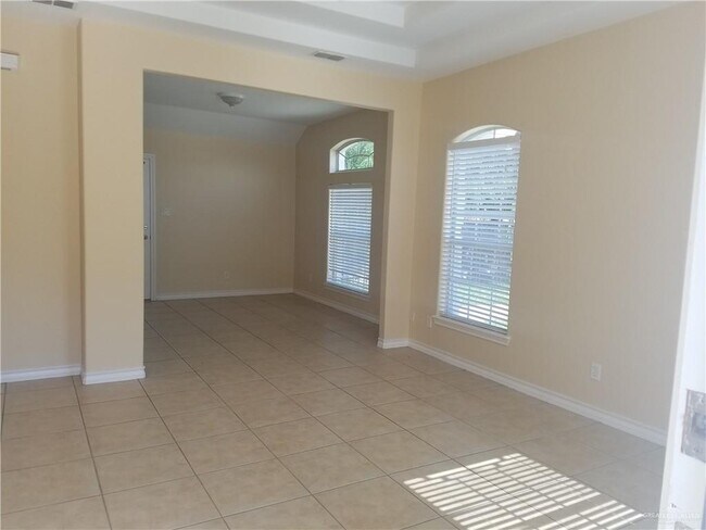 Foto del edificio - 1208 W Wisconsin Rd