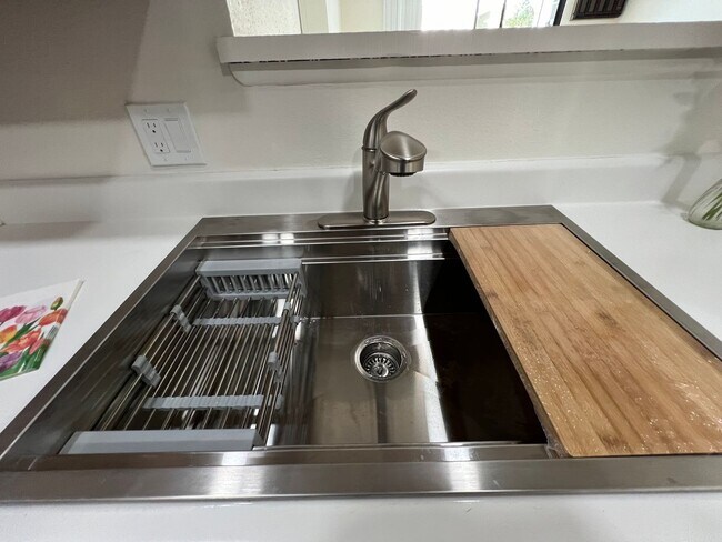Building Photo - **Modern 1-Bedroom Condo in Prime Huntingt...