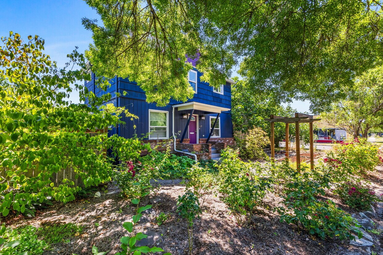 Foto principal - 2210 Hazel Ave NE