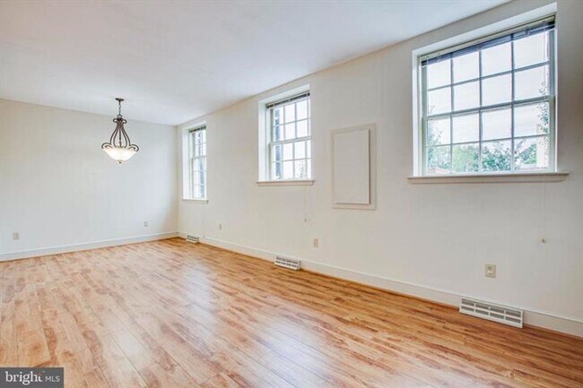 Building Photo - Spacious 2 Bed in Historic Downtown Freder...