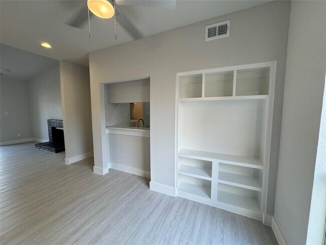 Foto del edificio - 9803 Club Creek Dr