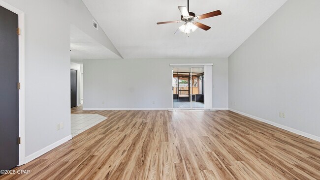 Foto del edificio - 7708 Shadow Bay Dr