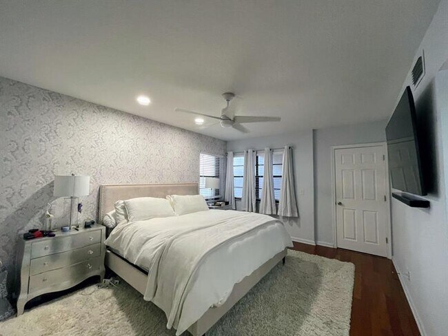 Building Photo - 6620 Thornhill Ct