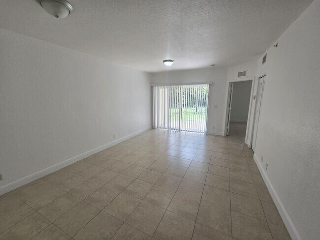 Foto del edificio - 1161 Golden Lakes Blvd