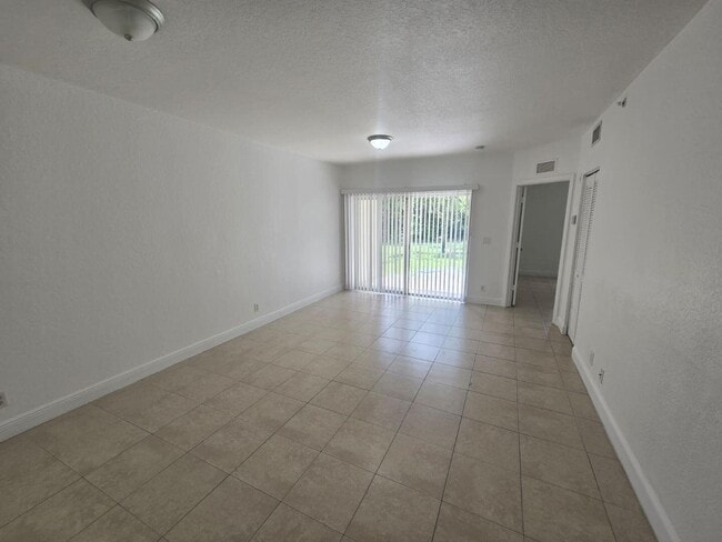 Building Photo - 1161 Golden Lakes Blvd