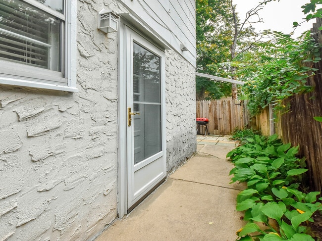 Building Photo - 44 Linwood Rd N