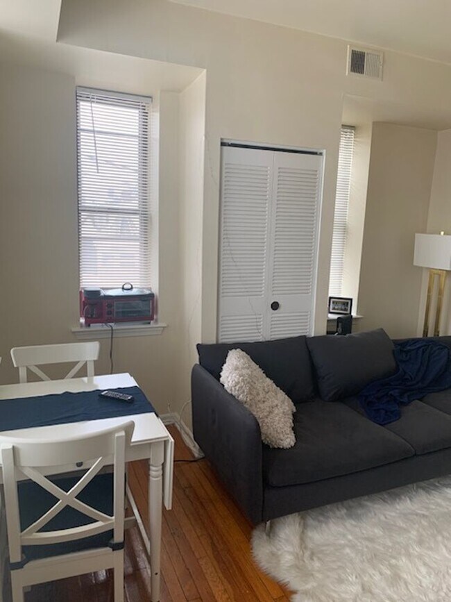 Building Photo - Perfectly updated 1BR - Easy access to UPenn, USciences & Drexel