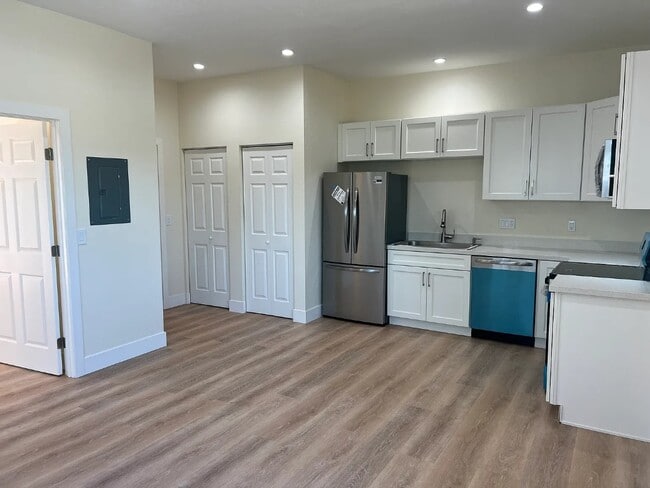 Building Photo - 3068 Redwood Dr